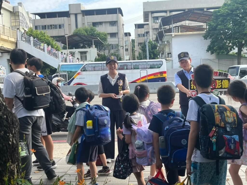 新北市三峽區北大國小外嚴重死傷車禍引發全台關注，新竹市警察局為預防類似事故發生，即起加強轄內各國小護童勤務，守護孩童通學安全。（新竹市警察局提供）中央社記者郭宣彣傳真  114年5月20日   