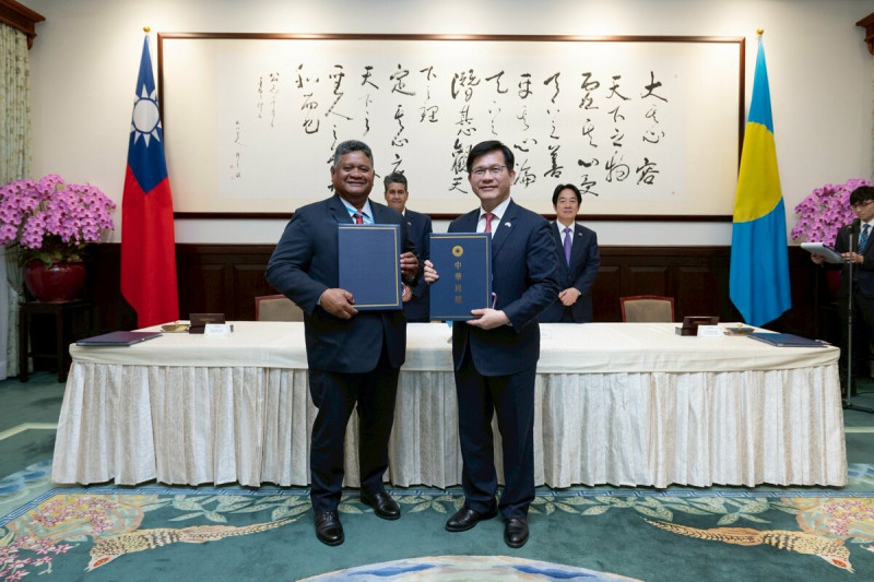 賴清德與惠恕仁見證外交部長林佳龍與帛琉國務部長艾古斯(Gustav Aitaro)簽署「技術合作協定」以及「外交人員訓練及交流合作協定」。 圖:總統府提供 賴清德與惠恕仁見證外交部長林佳龍與帛琉國務部長艾古斯(Gustav Aitaro)簽署「技術合作協定」以及「外交人員訓練及交流合作協定」。 圖:總統府提供