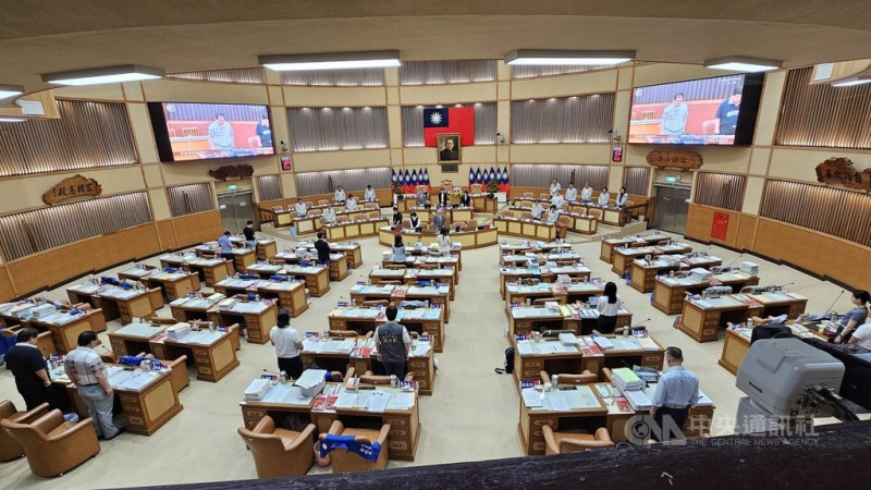 新北市議會20日進行業務質詢，列席市府官員及出席議員共同為三峽區19日重大死傷車禍默哀。中央社記者王鴻國攝  114年5月20日   