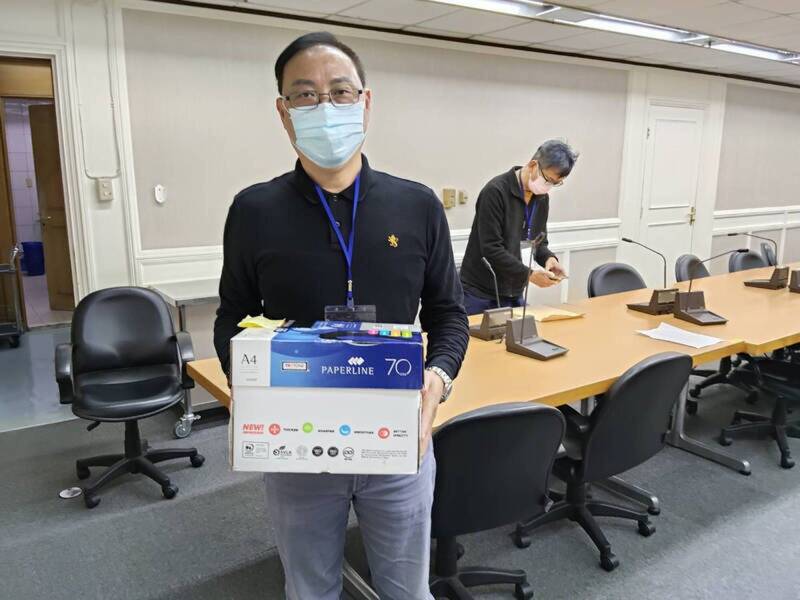 基隆地檢署偵訊後認定游正義有串證、滅證之虞，依涉犯偽造文書等罪，向基隆地方法院聲請羈押禁見。圖為今年2月18日，游正義前往中選會遞交提議書。   圖：基隆市公共事務學會提供