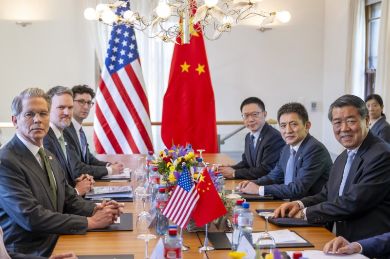 美中就川普關稅所舉行的部長級會談當中，雙方同意將關稅降低115%。不少人認為美國在這場「膽小鬼競賽」當中先行讓步，但也有人認為美國讓步是為了下一回合的談判預做準備。（圖為日前中國國務院副總理何立峰和美國財政部長貝森特於日內瓦舉行經貿會談）   圖：翻攝自X@USTradeRep