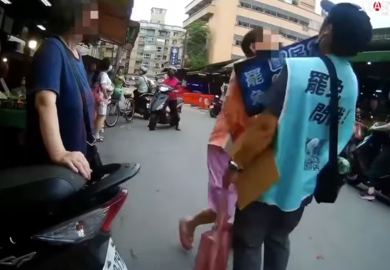 「基隆絕沛」黃姓女志工在百福市場宣傳罷免時，遭到反對罷免的張女推倒在地。   圖：翻攝自周軒臉書