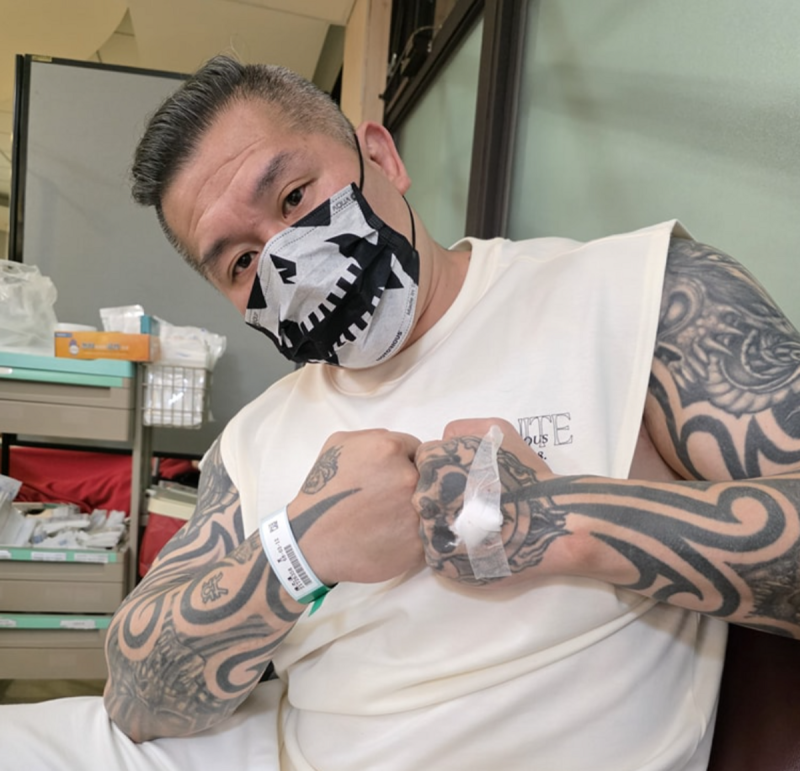 館長透露，自己因為前天晚上關注柯文哲案幾乎整晚沒睡，「可能因為這樣才導致心悸、身體不適」，並曬出在醫院的自拍照報平安。   圖：翻攝自陳之漢IG