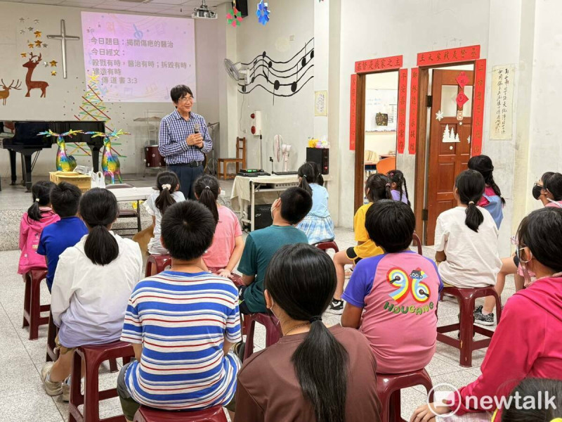 在以琳之家，每週三是「田叔叔」的故事時間，田春生會用聖經中的故事，教孩子們知道是非對錯，療癒他們的心。   圖：田春生提供