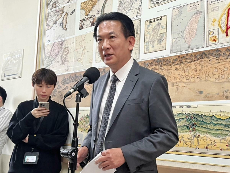 交通部擬下修駕照換照年齡，民進黨立委林俊憲認為，為單一事件調整是治標不治本。   圖：金大鈞/攝