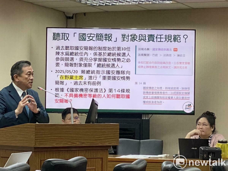 民進黨立委王定宇質詢國安簡報議題。   圖：林朝億/攝
