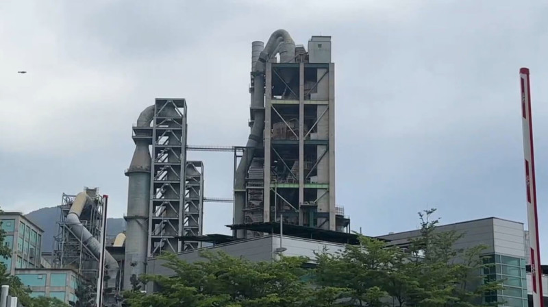 台泥花蓮和平廠21日上午7時許發生火警，替代燃料系統的木屑皮帶投入口有火苗竄出，消防人員到場撲滅火勢，無人員受傷。（民眾提供）中央社記者張祈傳真  114年5月21日   