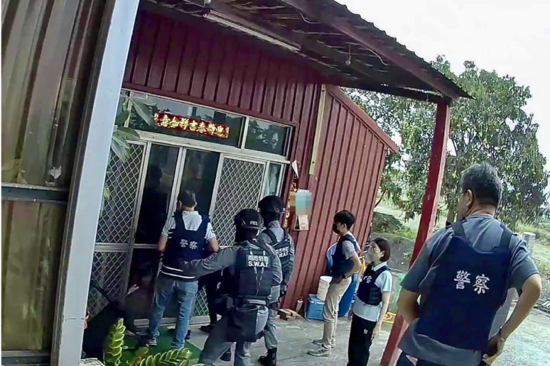 台南2名男子涉嫌利用位於仁德區一處私人神壇掩護販毒，仍遭警方蒐證後執行搜索破獲。（警方提供）中央社記者楊思瑞台南傳真  114年5月21日   