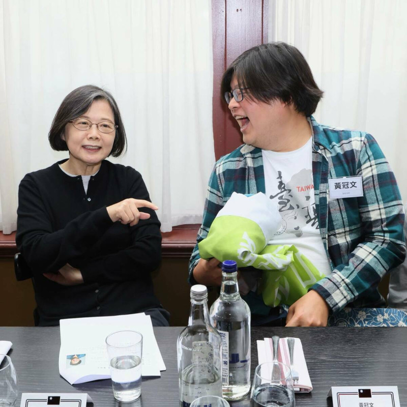 單口相聲喜劇演員黃冠文（右）向蔡英文說，他在演出時的自我介紹，都會堅持跟觀眾說「I am from Taiwan」。   圖：翻攝自蔡英文臉書