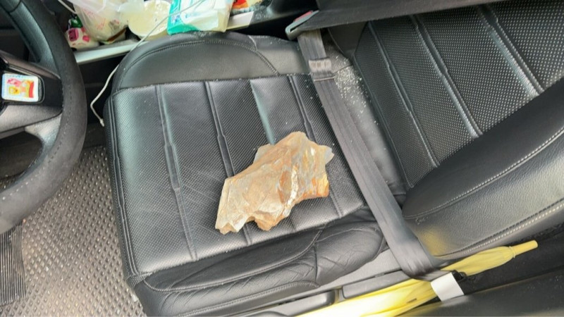 台中和平區中橫便道21日上午往梨山通行車隊行經12.5k處時,1輛自小客遭落石擊中,造成副駕駛座乘客腿部挫傷送醫,幸無生命危險。(谷關工務段提供)中央社記者郝雪卿傳真 114年5月21日