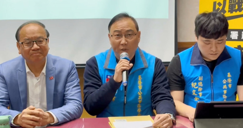 罷免民進黨基隆市議員張之豪案領銜人游正義（中）。（讀者提供）   