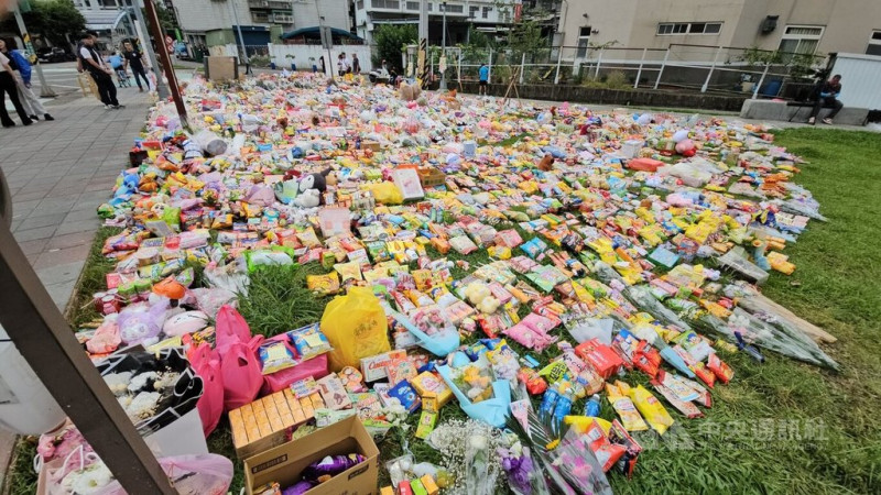 新北市三峽區19日發生重大車禍釀死傷，不少民眾陸續到現場哀悼，路口的公園擺滿了鮮花、零食飲料及玩偶。中央社記者王鴻國攝  114年5月21日   