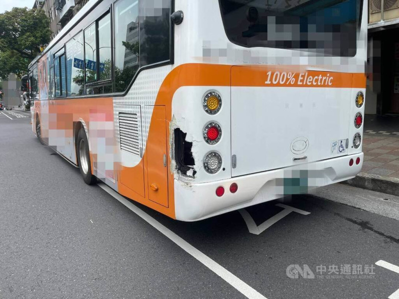 台北市南港區21日發生車禍事故，小貨車駕駛43歲趙男沿忠孝東路6段行駛，在變換車道時不慎碰撞前方停等的公車，造成公車車尾受損，所幸現場無人受傷。（翻攝照片）中央社記者黃麗芸傳真  114年5月21日   