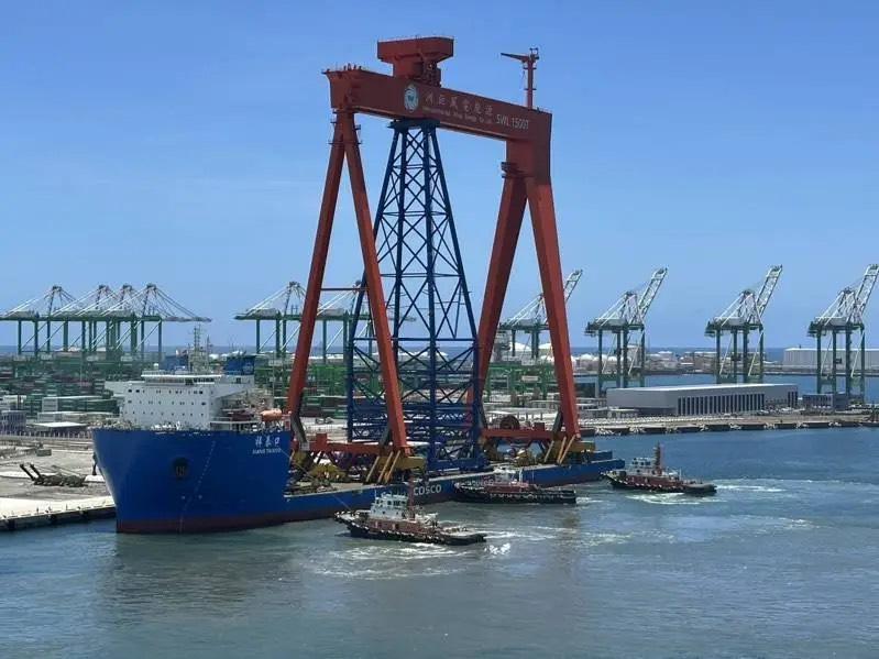 中製超大型龍門吊將成高雄港地標。   圖：台灣港務公司/提供