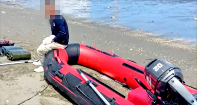 中國籍宋姓父子檔搭乘橡皮艇，在桃園市觀音海水浴場左側沙灘上岸。   圖：網路圖片