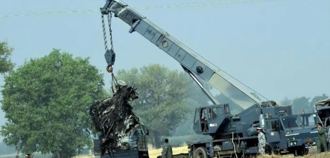 印軍吊起陣風戰機殘骸 圖 : 翻攝自軍哥茶話室 印軍吊起陣風戰機殘骸 圖 : 翻攝自軍哥茶話室
