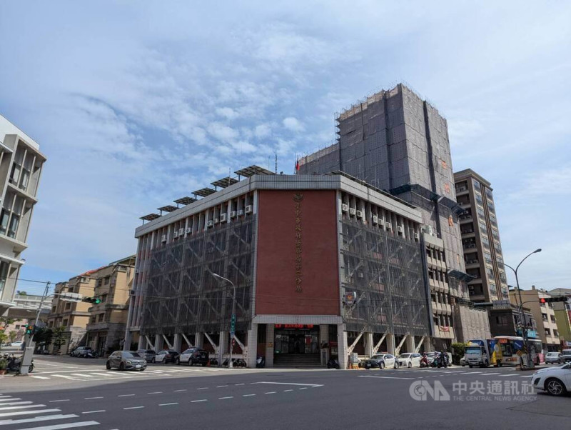 台中市南區某私立托嬰中心遭爆疑似虐童,台中市政府警察局第三分局獲報後將涉案的鄭姓托育人員依傷害罪嫌法辦。圖為台中市警察局第三分局外觀。中央社記者蘇木春攝 114年5月21日