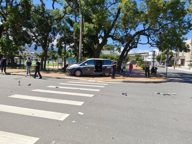 花蓮縣玉里鎮21日發生一起死亡車禍，一輛微型電動二輪車與自小客車碰撞，8旬騎士當場失去呼吸心跳，送醫不治。（民眾提供）中央社記者李先鳳傳真  114年5月21日   