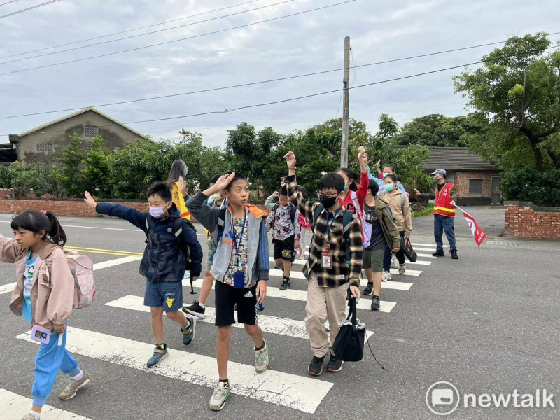 為強化學童通學安全，台南市政府全面檢視校園周邊的行人安全防護措施，並積極研擬精進方案，預計於今年內啟動「臺南市學生通學安全守護專案」正持續盤點精進校園周邊交安措施。   圖：台南市政府／提供