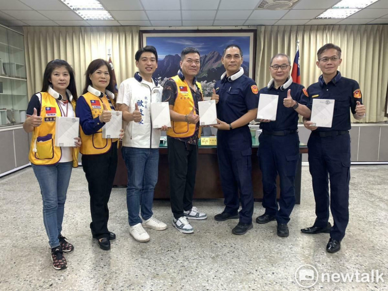 寶麗光妍集團董事長蔡吉忠、國際獅子會分區主席許秀雲率獅子會成員，偕同曾培雅議員執行長歐政豪及泉威豆花董事長胡智欽，一起前往台南市政府警察局第一分局德高派出所，捐贈多組掛脖式電風扇，為第一線執勤的員警送上一份實質的關懷與清涼。   圖：曾培雅服務處提供