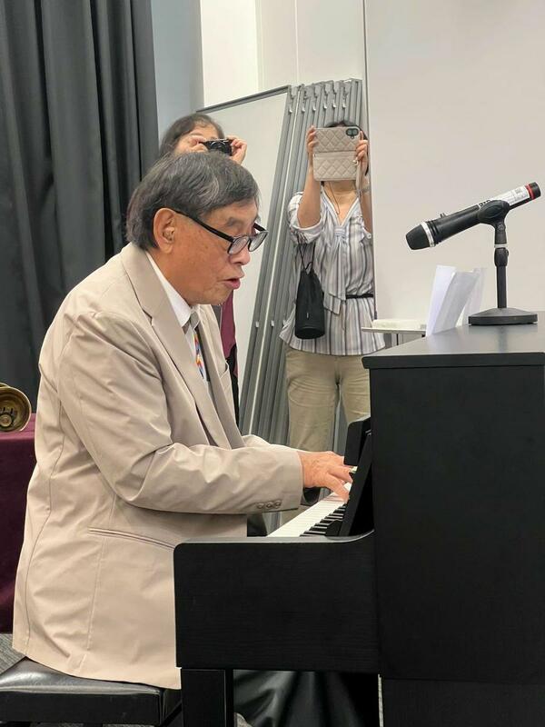 「台灣人權及音樂故事展—高一生先生,三代的家族之歌」開幕式高英傑獻唱 圖:駐日臺灣文化中心提供 「台灣人權及音樂故事展—高一生先生,三代的家族之歌」開幕式高英傑獻唱 圖:駐日臺灣文化中心提供