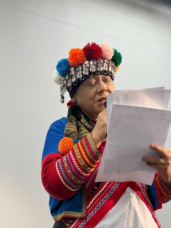 「台灣人權及音樂故事展—高一生先生,三代的家族之歌」開幕式高美英獻唱 圖:駐日臺灣文化中心提供 「台灣人權及音樂故事展—高一生先生,三代的家族之歌」開幕式高美英獻唱 圖:駐日臺灣文化中心提供