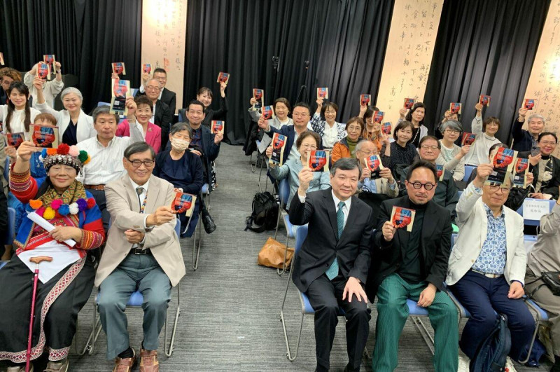 高英傑(前排左2)、高美英(前排左1)、駐日大使李逸洋(前排右3)、台灣文化中心主任曾鈐龍(前排右2)手持本次展覽摺頁與貴賓合影。 圖:駐日台灣文化中心提供