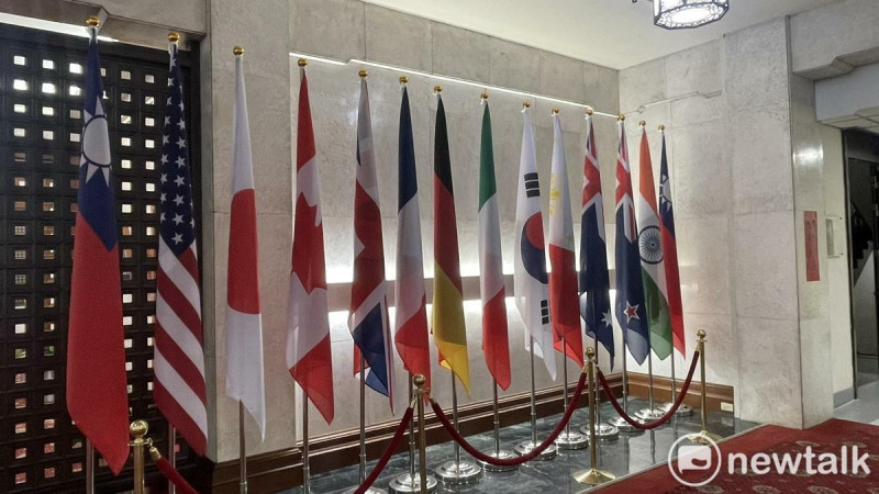 外交部入口處新增12個理念相近國家國旗。 圖:高逸帆/攝 外交部入口處新增12個理念相近國家國旗。 圖:高逸帆/攝
