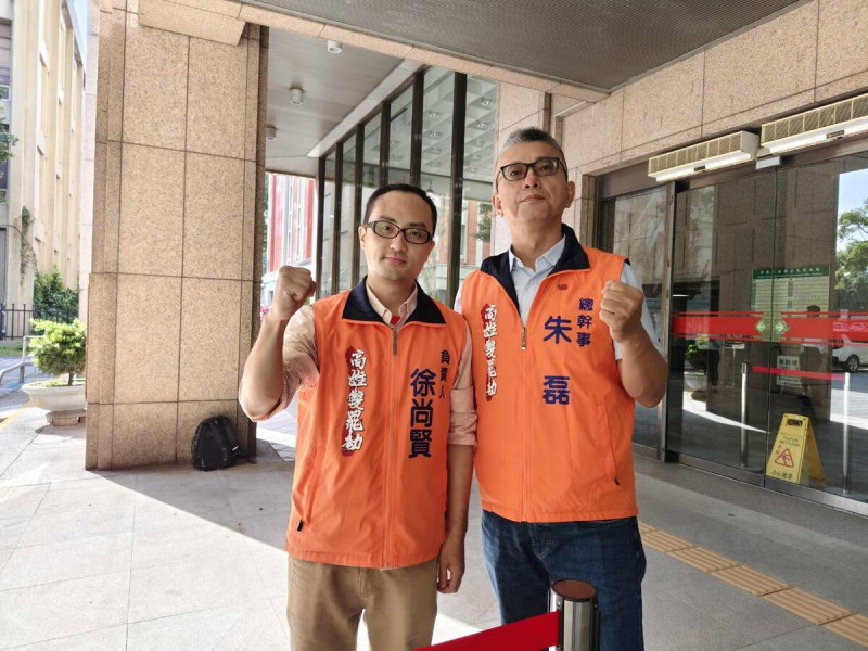 朱磊強調原定擺攤活動依然不變,將以「一個人、一支筆、一張桌」繼續連署活動。 圖:翻攝自高雄雙罷劫臉書