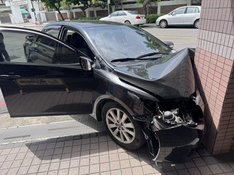 施姓男子21日開車由彰化市光復路南往北直行，疑操作不慎，自撞順安醫院門柱，擦挫傷送醫無礙，車頭嚴重損毀，幸未傷及路人。（警方提供）中央社記者鄭維真傳真 114年5月22日   