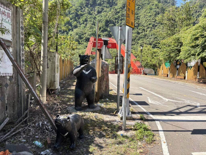 台中和平區進入裡冷部落前，裡冷橋旁放置小台灣黑熊裝置藝術品，是重要生態吉祥物，日前驚傳失竊；警方迅速鎖定一輛可疑車輛，追捕偷熊賊到案送辦，小台灣黑熊裝置藝術品已完好無損歸還部落。（民眾提供）中央社記者趙麗妍傳真  114年5月22日   