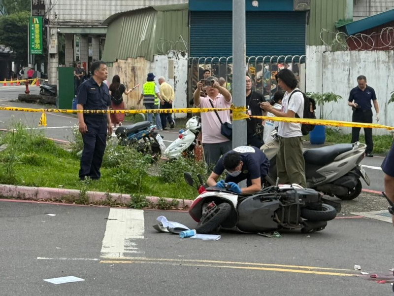 新北市三峽區北大國民小學外19日下午發生1輛自小客車不明原因衝撞多名路人重大意外。中央社記者林恕暉攝  114年5月19日   