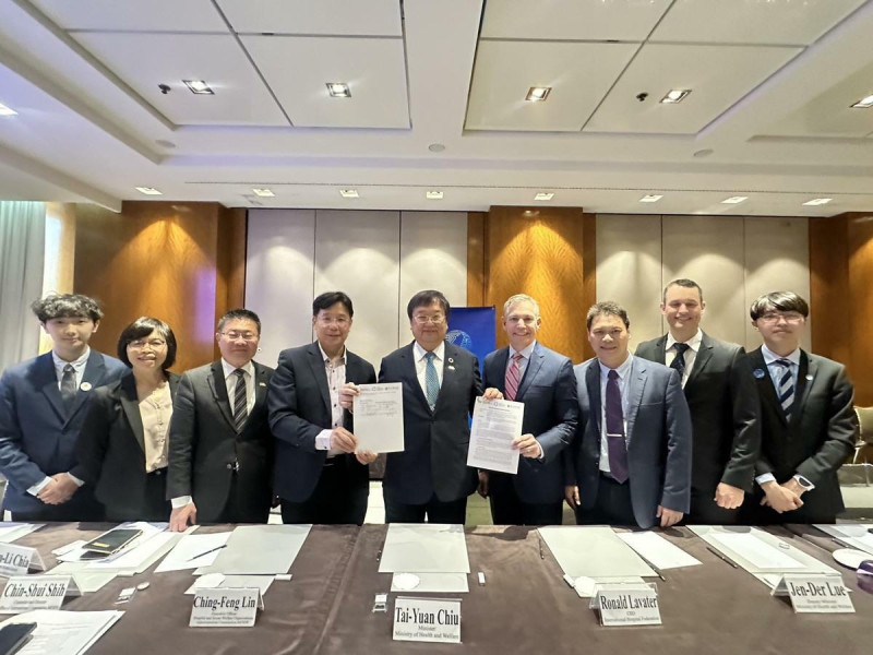 邱泰源率團於5月20日與IHF、GSC高層會談並簽署MOU，推動台灣醫療永續發展，啟動國際合作新階段。   圖：衛福部／提供