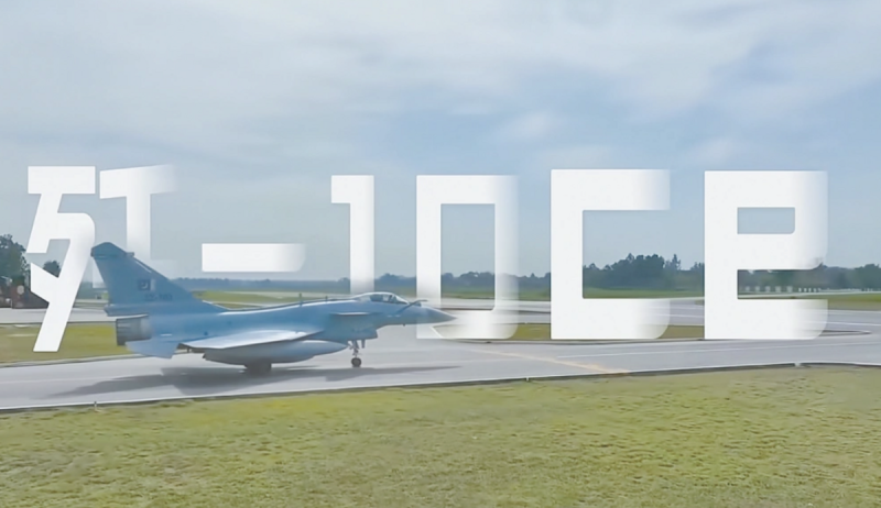 中國軍事專家指出，殲-10 系列戰機不僅是「中國製造」，更是中國航空工業邁向高端、自主的重要象徵，對提升中國空軍作戰能力具有重大意義。   圖：翻攝自 央視截圖