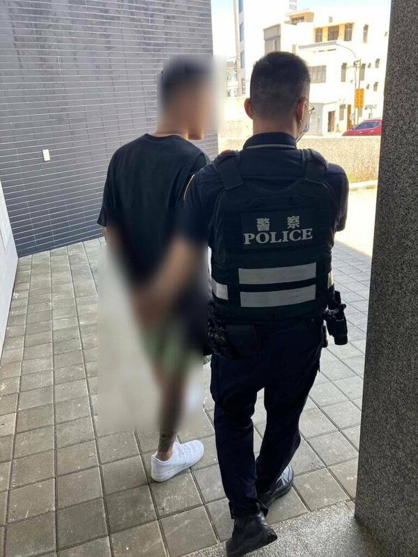 張姓與蔡姓男子相約到澎湖觀光旅遊，22日凌晨在民宿內疑酒後起衝突互毆，蔡男傷勢嚴重送醫，警方將張男逮捕，進一步調查釐清案情。（馬公分局提供）中央社  114年5月22日   