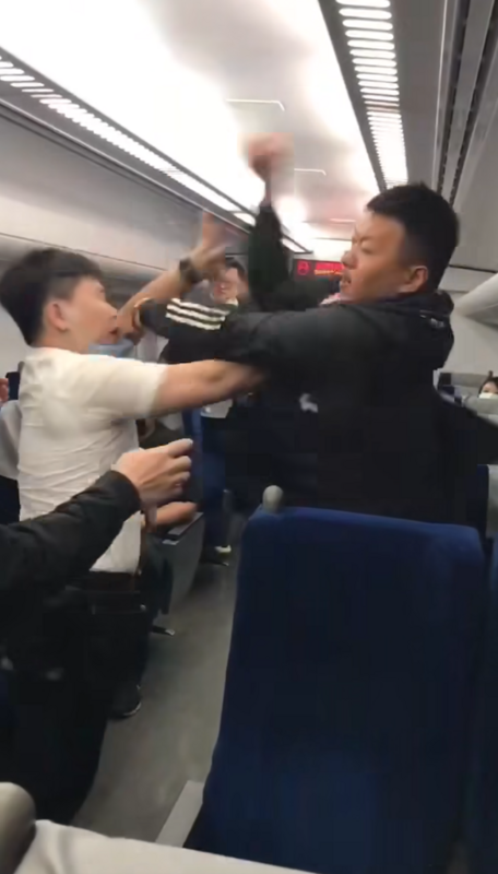 旅客對車長揮拳。 圖:翻攝自台灣便當管理局-附屬鐵路部臉書