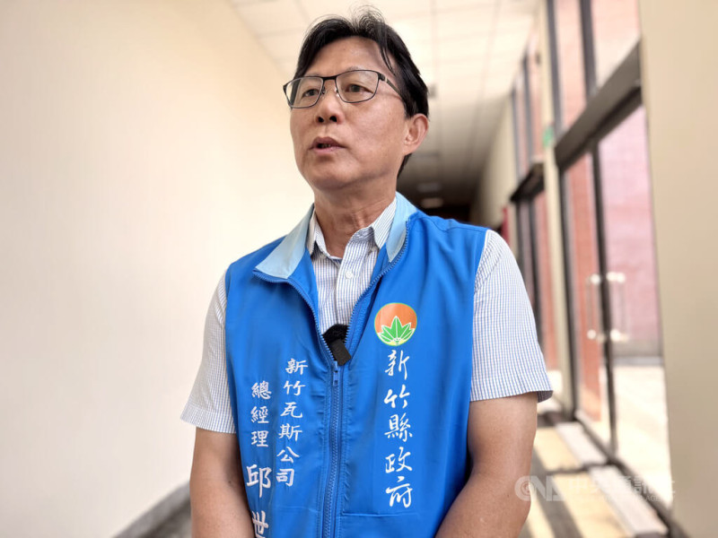 新竹縣竹北瓦斯外洩案，新竹瓦斯公司與3員工遭起訴，新竹瓦斯公司總經理邱世昌（圖）22日接受媒體訪問表示，尊重司法，另也完成竹縣18處整壓設備軸流閥更換，並對事故區域有安全疑慮大樓表外管改用耐候抗蝕新材質，提升安全。中央社記者郭宣彣攝 114年5月22日   