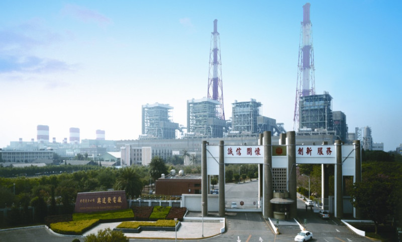 操作許可證已到期的台電高雄興達電廠3、4號燃煤機組，近日又開機運轉。   圖：翻攝台電官網