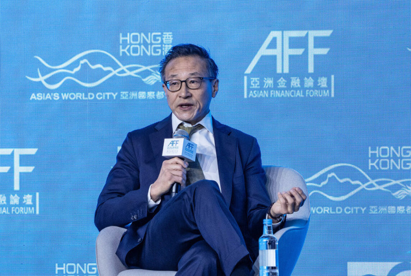 首屆亞洲大學生籃球聯賽（AUBL）將於8月在杭州登場，12支來自亞洲的大學球隊將參加，政治大學是台灣唯一參賽隊。賽事由台灣出生的阿里巴巴集團主席蔡崇信領投支持。圖為1月14日，蔡崇信在香港出席亞洲金融論壇。（中新社提供）中央社 114年5月22日   