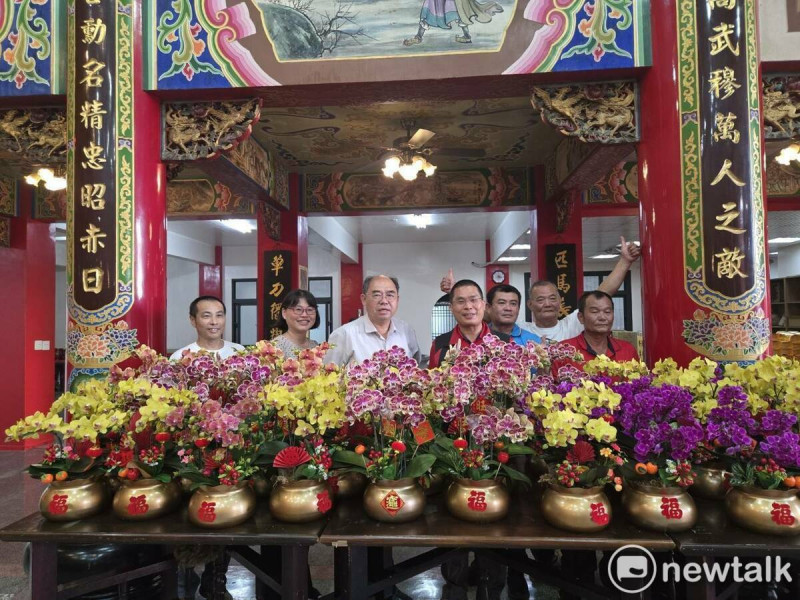 農業局媒合在全球蘭花育種界享譽盛名的牛記蘭花園，與主祀關聖帝君已有360年歷史的馬稠後關帝廳合作，鼓勵信眾到關帝廳參拜時，可現場直接選購心儀蘭花供奉，透過蘭花表達虔誠心意。   圖：台南市政府提供