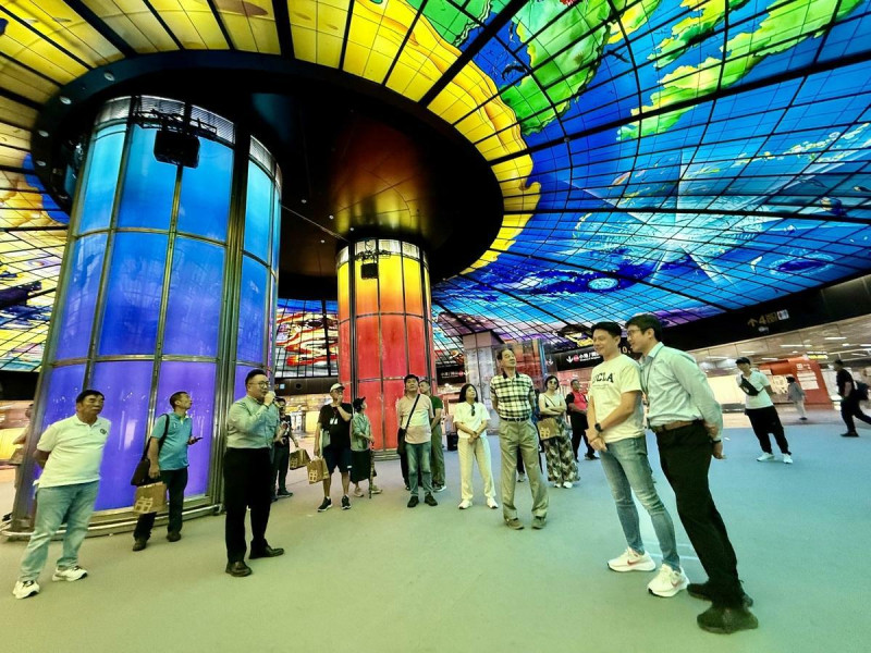 台中市市議會交通地政委員會考察高雄捷運美麗島站。   圖：台中市政府/提供