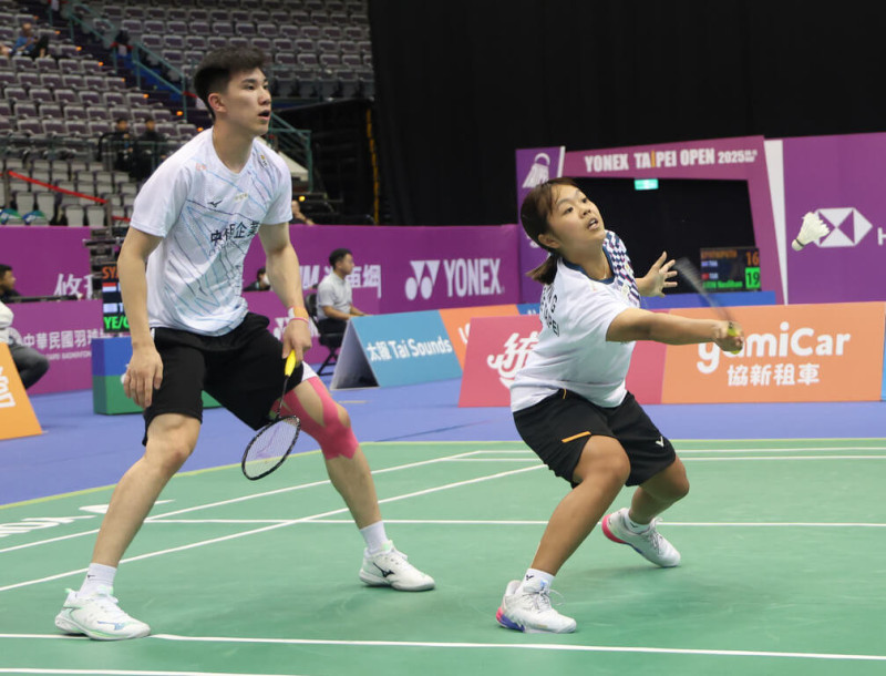 BWF超級500的馬來西亞羽球大師賽,台灣混雙組合葉宏蔚(左)、詹又蓁(右),22日在16強擊敗地主搭檔杜頤溈、吕秉坤,順利闖進8強。圖為台北羽球公開賽出賽畫面。(中華民國羽球協會提供)中央社記者黎建忠傳真 114年5月22日