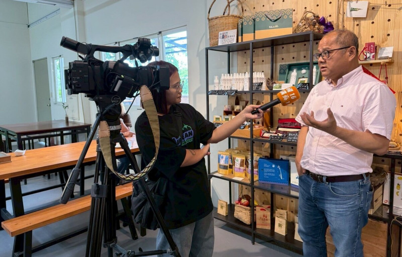楊明坤(右)整合規劃日光小林社區成立全台第一個以低碳能源為核心規劃的重建社區。 圖:台灣碳權交易推廣協會/提供