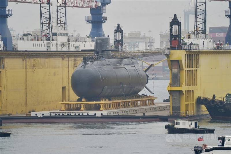 圖為首艘國造潛艦海鯤軍艦113年2月27日，從台船海昌工廠前藉中信8號浮塢移至乾塢。（中央社檔案照片）   圖：中央社提供
