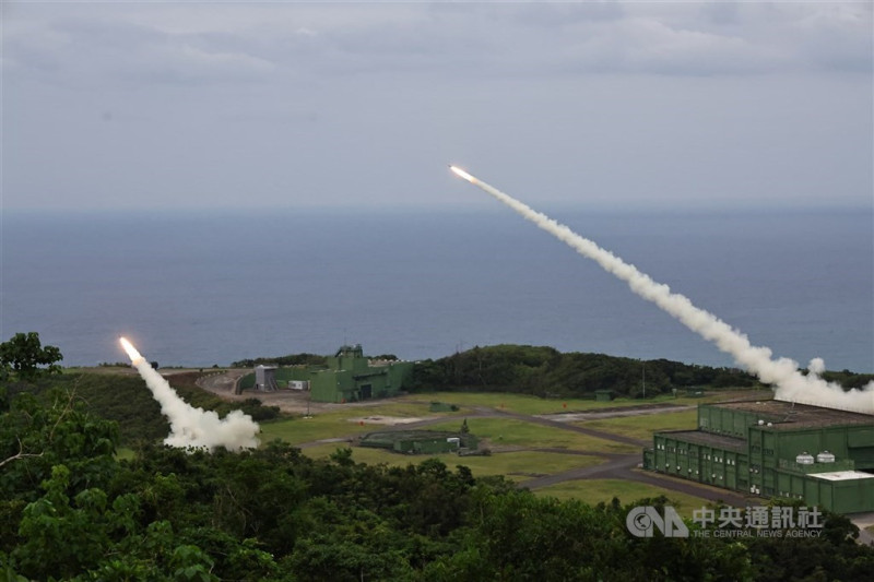 國防部長顧立雄表示,海馬士多管火箭飛系統(HIMARS)已新編1個多管火箭飛彈連,後續配合接裝期程,再編成2個連。(中央社檔案照片) 圖:中央社提供