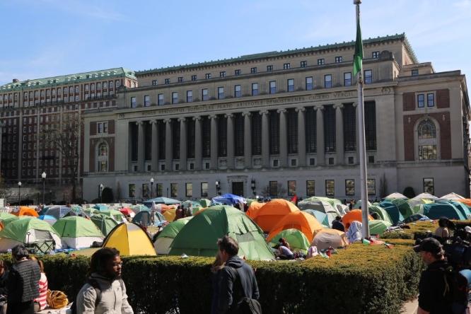 哥倫比亞大學挺巴勒斯坦的學生2024年四月底搭帳棚佔據校園。 圖 : 翻攝自新華網