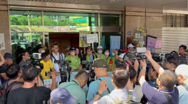 罷團「基隆絕沛」23日赴基隆市選委會送件。   圖：翻攝自陳財能臉書
