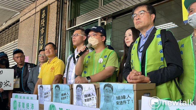 罷團「基隆絕沛」向基隆市選委會遞交二階連署送件37,533份，突破門檻123%。   圖：金大鈞/攝