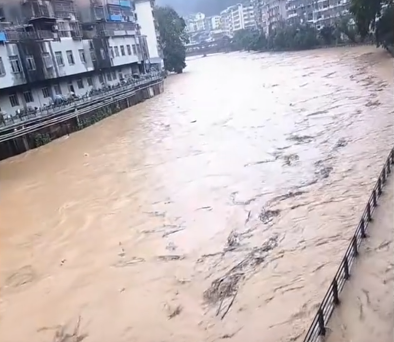 廣西桂林市龍勝縣泗水鄉三舍村 23 日突發山洪土石流災害,經初步排查有 8 人疑似失聯。 圖:翻攝自新京報