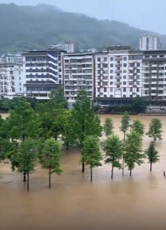 廣西桂林市龍勝縣泗水鄉三舍村 23 日突發山洪土石流災害,經初步排查有 8 人疑似失聯。 圖:翻攝自新京報